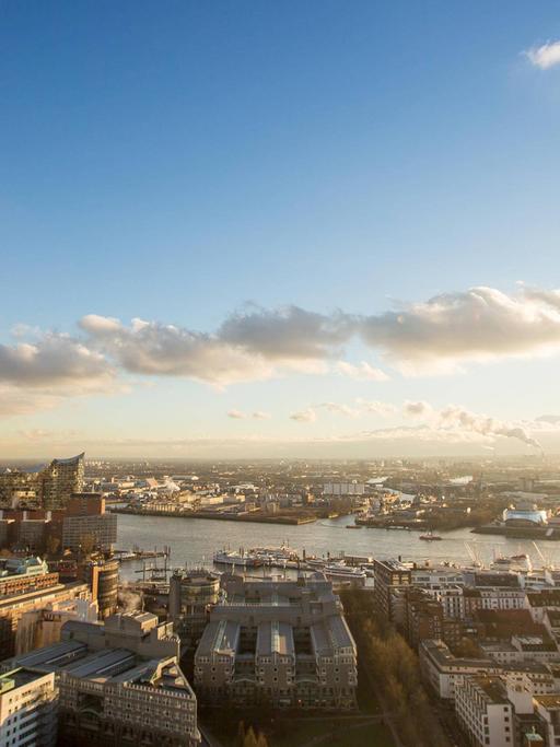 Hamburg: Stadtübersicht von der Hauptkirche Sankt Michaelis.