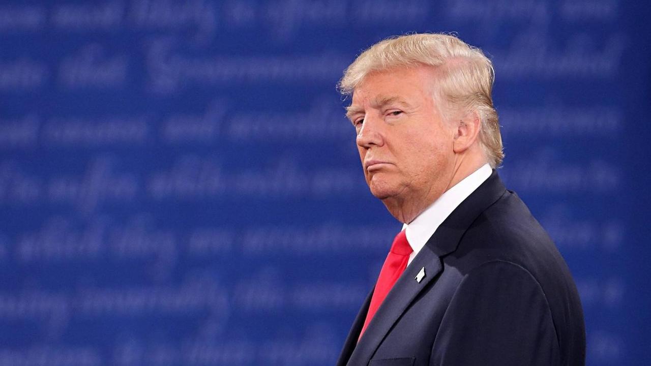 Porträtaufnahme von US-Präsident Donald Trump während seines TV-Duells mit der demokratischen Kandidatin Hillary Clinton. Porträtaufnahme von US-Präsident Donald Trump während seines TV-Duells mit der demokratischen Kandidatin Hillary Clinton.