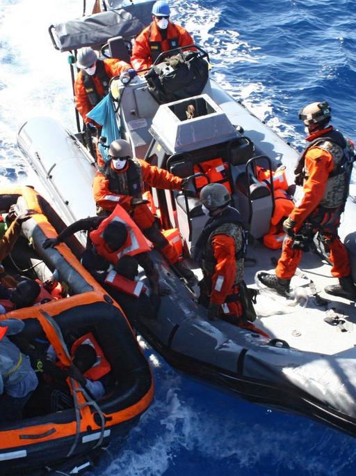 Die Fregatte Hessen rettet erneut 96 Menschen aus Seenot im Mittelmeer, am 28.05.2015