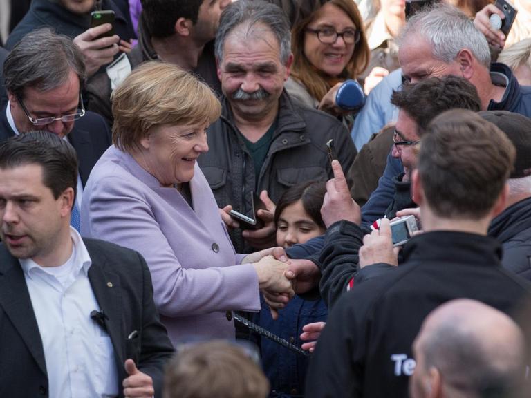 Bundeskanzlerin Angela Merkel (CDU) kommt am 27.04.2017 in Beverungen (Nordrhein-Westfalen) zu einer Wahlkampf-Veranstaltung zur NRW-Landtagswahl. Merkel unterstützt den CDU-NRW-Spitzenkandidaten Laschet.