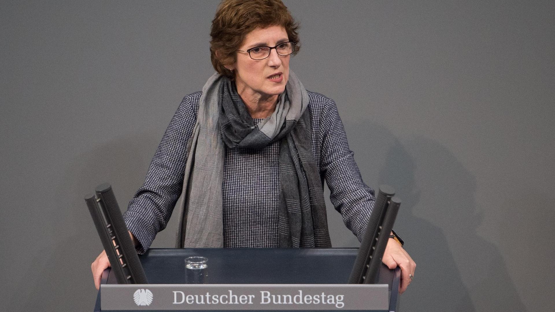 Die Bundestagsabgeordnete, Britta Haßelmann (Bündnis 90/Die Grünen), spricht am 21.11.2017 im Bundestag in Berlin. Die Bundestagsabgeordnete, Britta Haßelmann (Bündnis 90/Die Grünen), spricht am 21.11.2017 im Bundestag in Berlin.