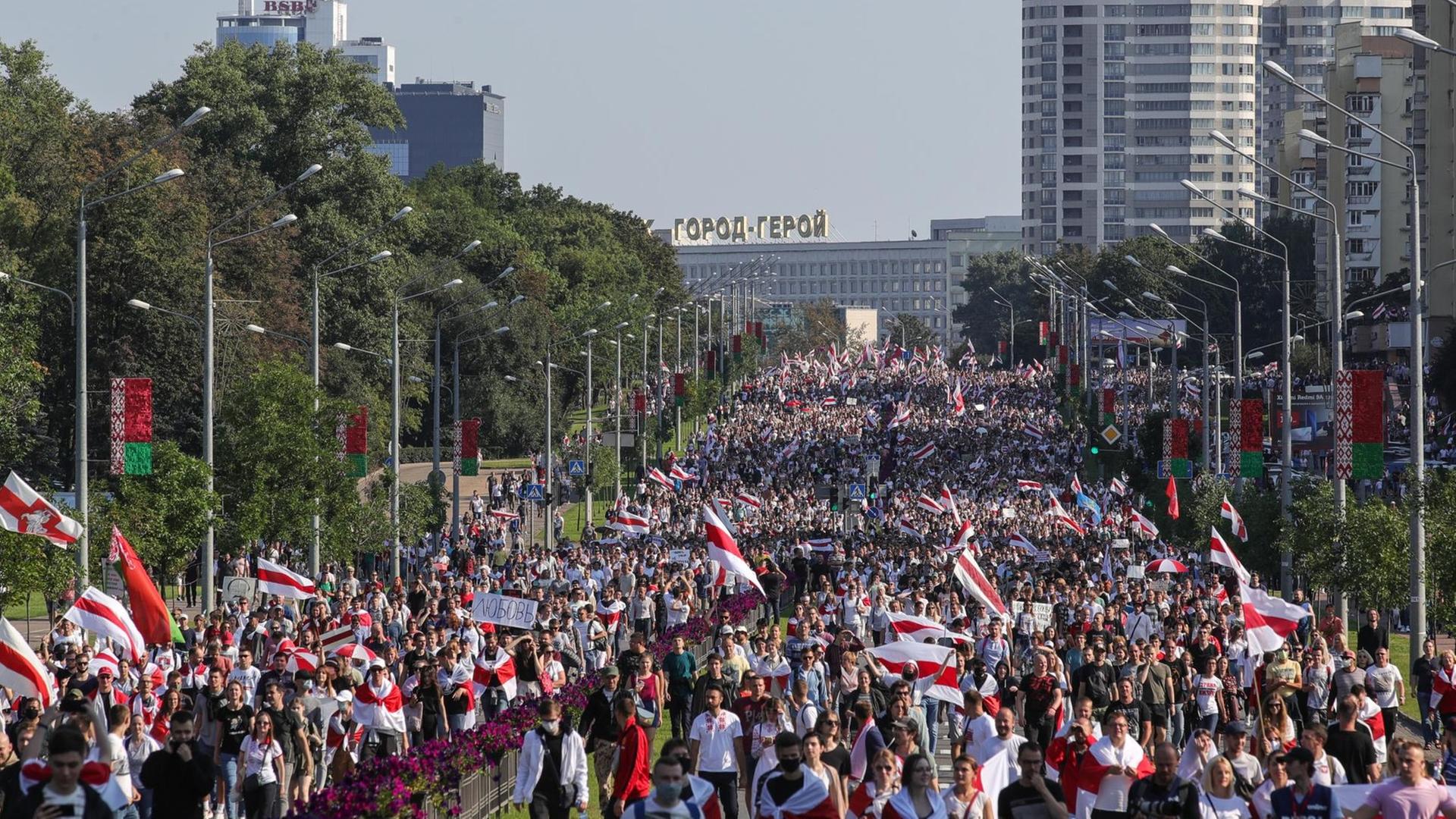Ein großer Zug von Demonstrierenden auf einer breiten Straße in Minsk am 30. August 2020