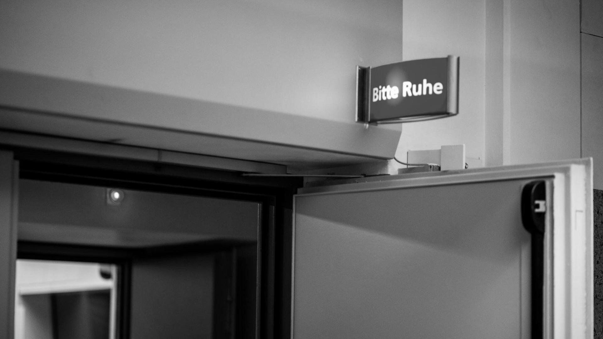 "Bitte Ruhe" über der Tür zum Kammermusiksaal. "Bitte Ruhe" über der Tür zum Kammermusiksaal.
