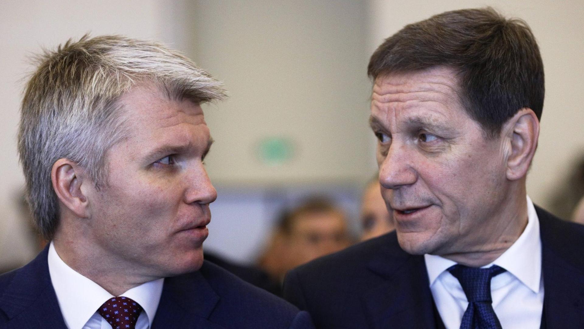 Der russische Sportminister Pawel Kolobkow und der Präsident des Nationalen Olympischen Komitees Russlands, Alexander Schukow unterhalten sich. Der russische Sportminister Pawel Kolobkow und der Präsident des Nationalen Olympischen Komitees Russlands, Alexander Schukow unterhalten sich.