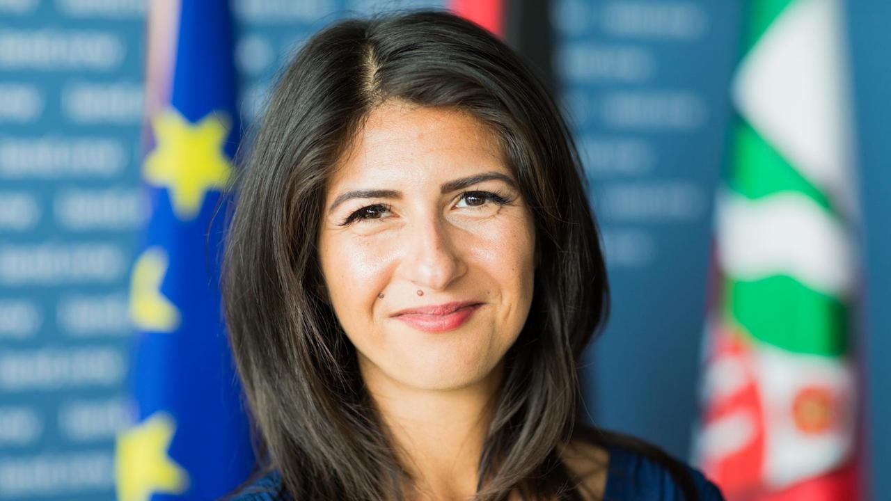 Serap Güler, Staatssekretärin für Integration im Ministerium für Kinder, Familie, Flüchtlinge und Integration, aufgenommen am 30.06.2017 in der Staatskanzlei in Düsseldorf Serap Güler, Staatssekretärin für Integration im Ministerium für Kinder, Familie, Flüchtlinge und Integration, aufgenommen am 30.06.2017 in der Staatskanzlei in Düsseldorf