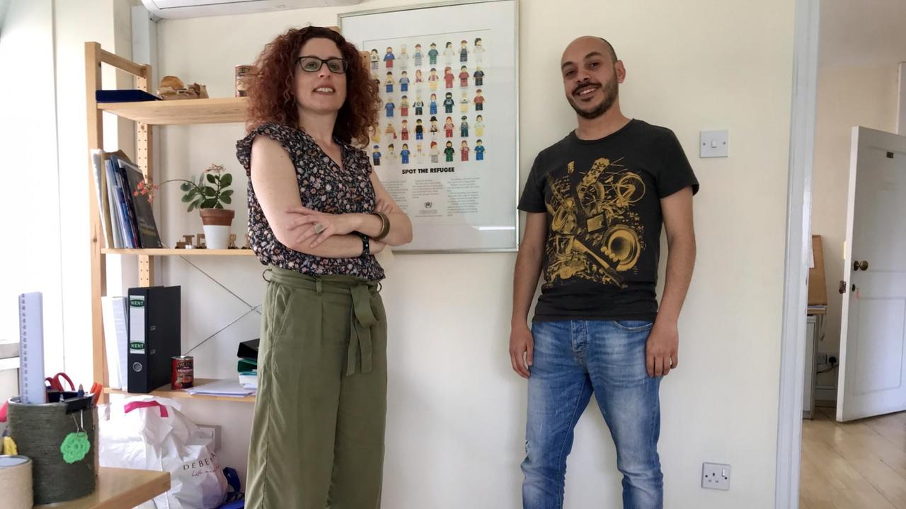 Positive Energie an die Geflüchteten abgeben - Corina Drousiotu und Masan Bistau vom "Cyprus Refugee Council". Positive Energie an die Geflüchteten abgeben - Corina Drousiotu und Masan Bistau vom "Cyprus Refugee Council".