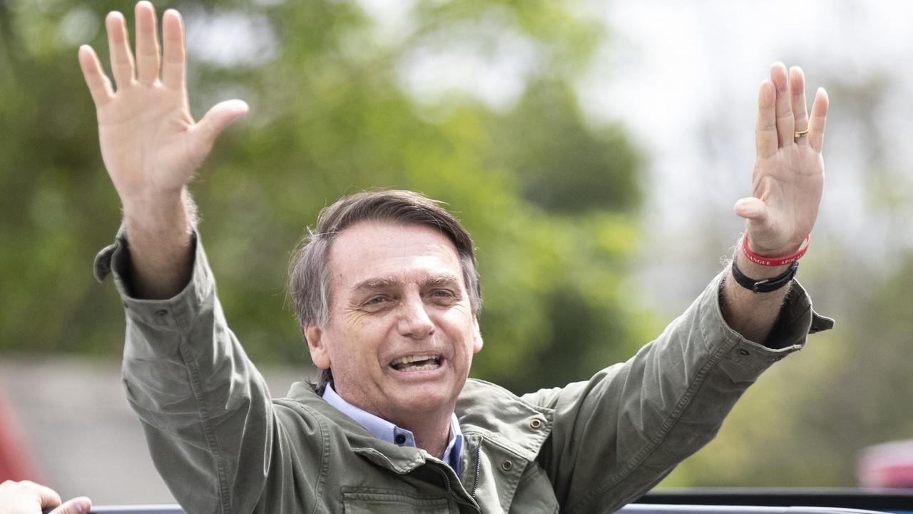 Der Sieger der Stichwahlt um das Präsidentenamt in Brasilien, Jair Bolsonaro, winkt Unterstützern in Rio de Janeiro zu