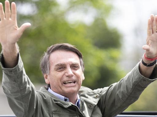 Der Sieger der Stichwahlt um das Präsidentenamt in Brasilien, Jair Bolsonaro, winkt Unterstützern in Rio de Janeiro zu