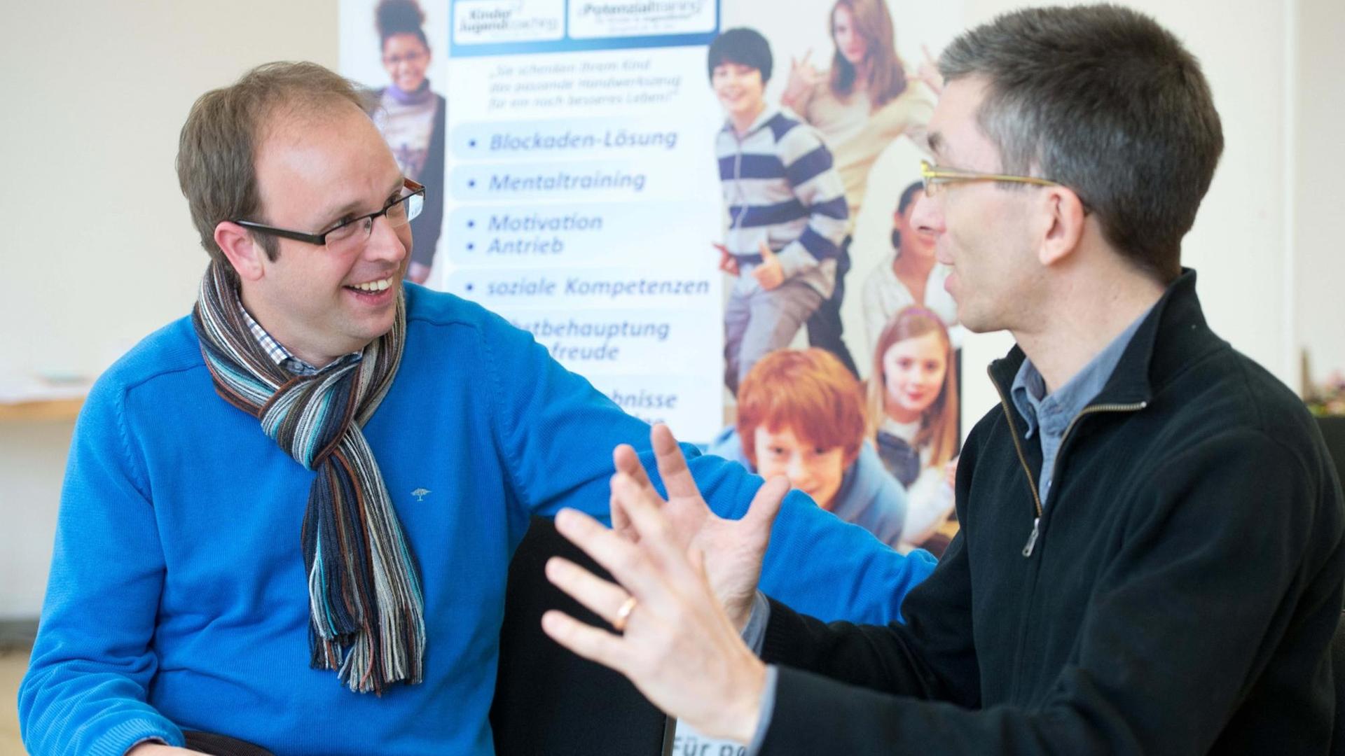 Schulungsleiter Daniel Paasch (l) und Titus Brehm sprechen am 03.02.0213 in Berlin während einer Motivationsübung miteinander. In einem Seminar werden angehende Kinder-Coaches ausgebildet. Die Kinder-Coaches sollen die Kinder zu mehr Selbstbewusstsein und mehr Leistung animieren. Das Seminar richtet sich an Erwachsene aus verschiedenen Berufen, die umsatteln wollen. Schulungsleiter Daniel Paasch (l) und Titus Brehm sprechen am 03.02.0213 in Berlin während einer Motivationsübung miteinander. In einem Seminar werden angehende Kinder-Coaches ausgebildet. Die Kinder-Coaches sollen die Kinder zu mehr Selbstbewusstsein und mehr Leistung animieren. Das Seminar richtet sich an Erwachsene aus verschiedenen Berufen, die umsatteln wollen.