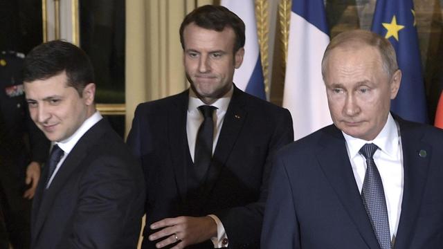 Frankreichs Präsident Macron (Mitte), mit Wolodymyr Selenskyj (links), Präsident der Ukraine, und Wladimir Putin, Präsident Russlands.