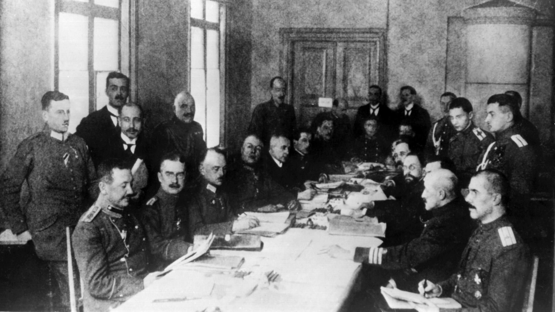 Blick auf die Delegationen am Verhandlungstisch in der weißrussischen Stadt Brest-Litowsk im Jahr 1917. Am 3. März 1918 unterzeichneten hier die Sowjetregierung und die sogenannten Mittelmächte den ersten Friedensvertrag des Ersten Weltkriegs. Im November 1918 wurde der Vertrag, in dem sich die Sowjetunion zu großen Landabtretungen und der Zahlung von 6 Milliarden Goldmark verpflichtet hatte, für ungültig erklärt. Blick auf die Delegationen am Verhandlungstisch in der weißrussischen Stadt Brest-Litowsk im Jahr 1917. Am 3. März 1918 unterzeichneten hier die Sowjetregierung und die sogenannten Mittelmächte den ersten Friedensvertrag des Ersten Weltkriegs. Im November 1918 wurde der Vertrag, in dem sich die Sowjetunion zu großen Landabtretungen und der Zahlung von 6 Milliarden Goldmark verpflichtet hatte, für ungültig erklärt.
