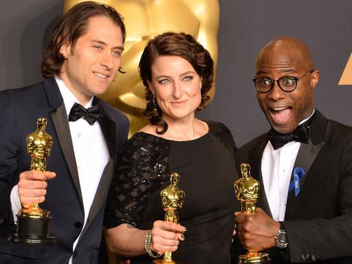Die Produzenten Jeremy Kleiner (l.) und Adele Romanski (m.) mit dem Regisseur Barry Jenkins, die nach einer Panne als die tatsächlichen Oscar-Gewinner gekürt wurden.