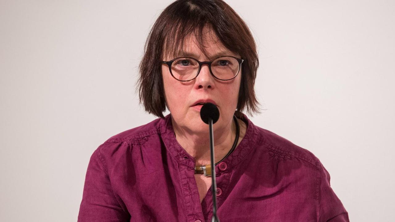 Die Schriftstellerin Kathrin Schmidt mit Brille und dunkelroter Bluse spricht in ein Tischmikrofon. Die Schriftstellerin Kathrin Schmidt mit Brille und dunkelroter Bluse spricht in ein Tischmikrofon.