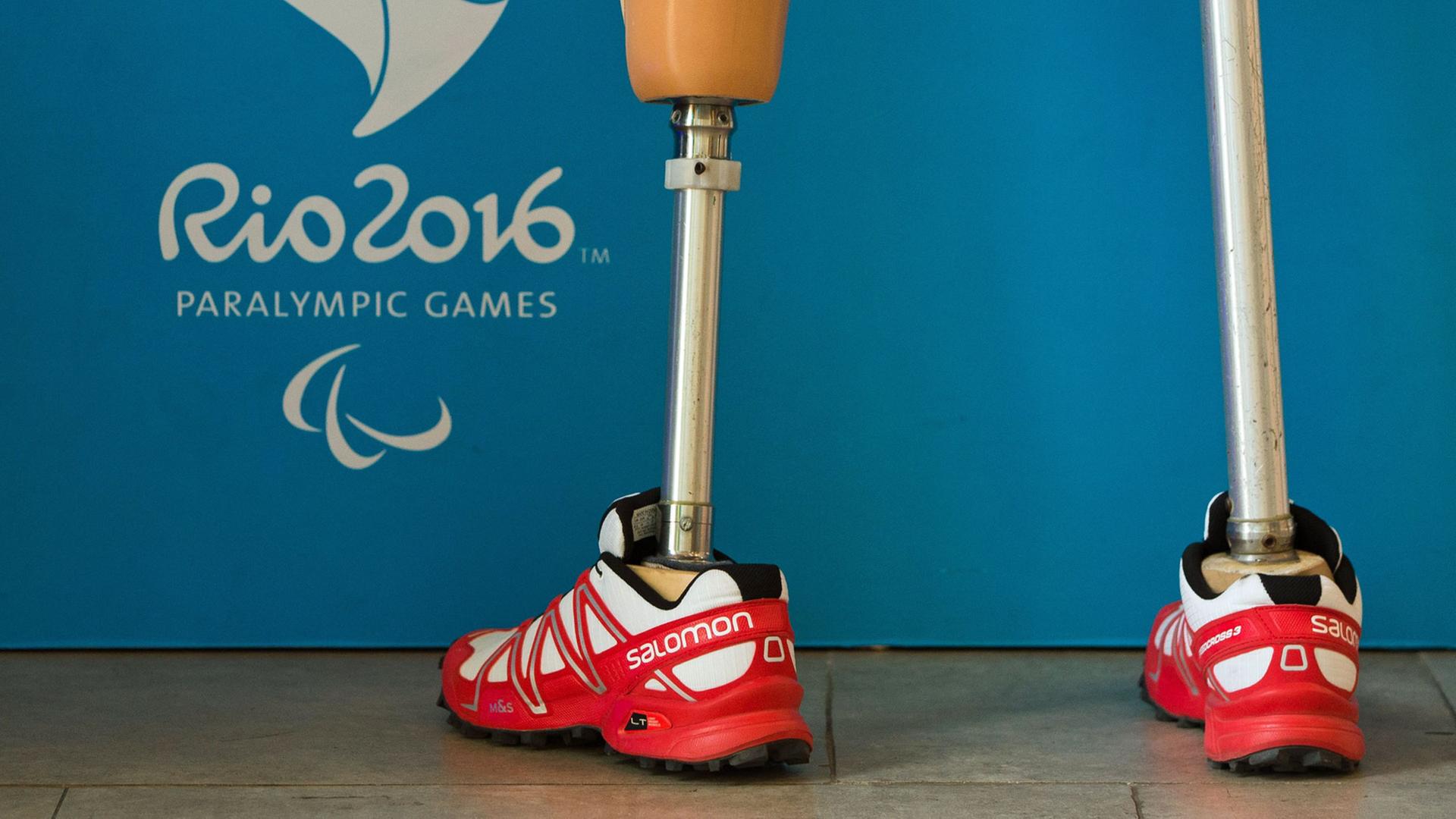 Die Beinprothesen eines Teilnehmers der Paralympischen Spiele in Rio de Janeiro, aufgenommen am 6.9.2016 im Olympischen Dorf