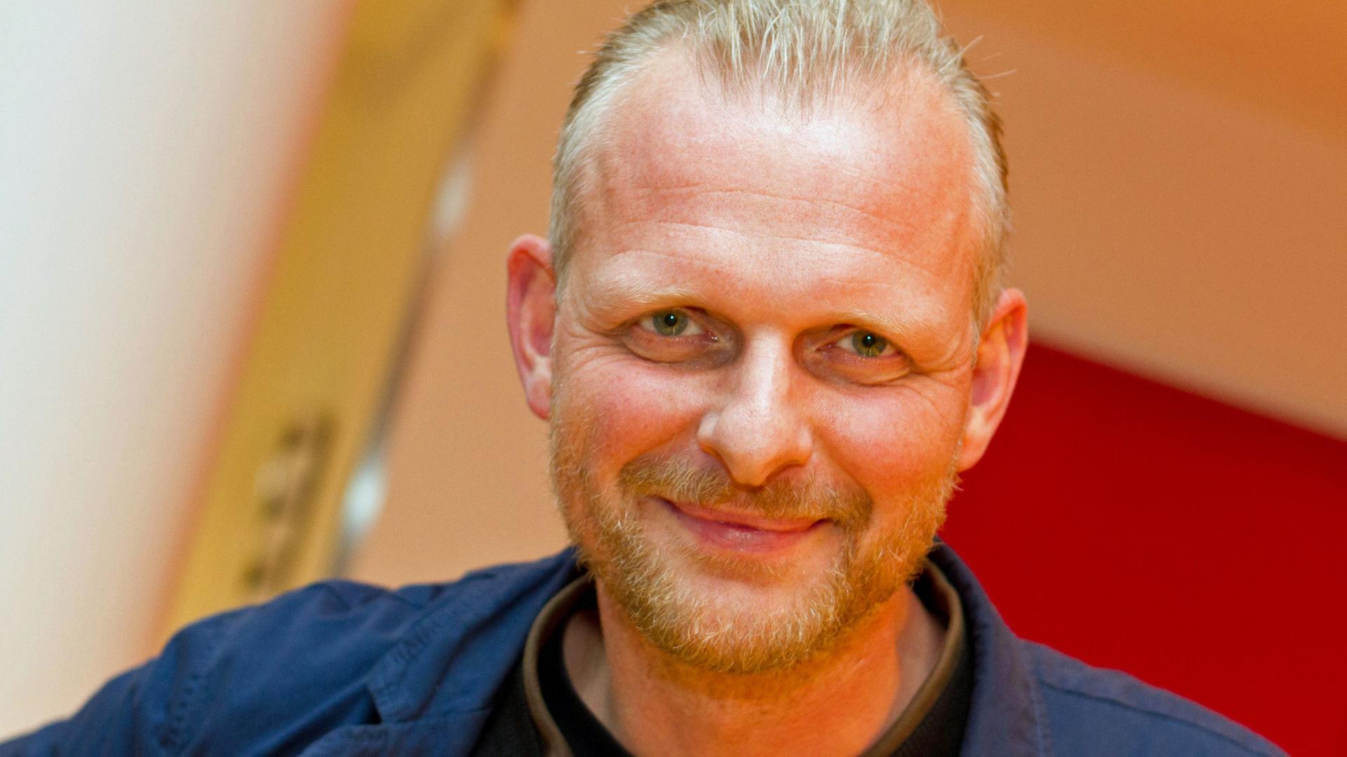 Der Regisseur und künstlerische Leiter der Berliner Schaubühne, Thomas Ostermeier, während eines Fototermins vor der Vorstellung der Chronik "50 Jahre Schaubühne" am 26.09.2012 in Berlin Der Regisseur und künstlerische Leiter der Berliner Schaubühne, Thomas Ostermeier, während eines Fototermins vor der Vorstellung der Chronik "50 Jahre Schaubühne" am 26.09.2012 in Berlin