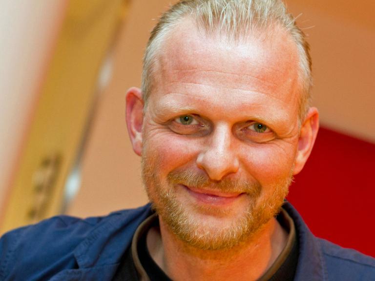 Der Regisseur und künstlerische Leiter der Berliner Schaubühne, Thomas Ostermeier, während eines Fototermins vor der Vorstellung der Chronik "50 Jahre Schaubühne" am 26.09.2012 in Berlin