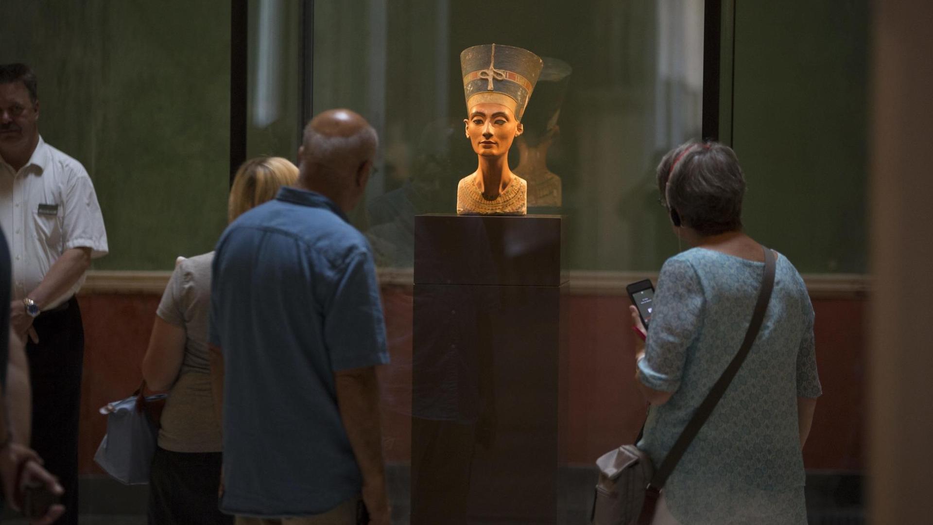 Das Neue Museum auf der Museumsinsel in Berlin. Das Foto zeigt Touristen an der weltberühmten, ca. 3000 Jahre alten, Büste der Pharaonengattin Nofretete.