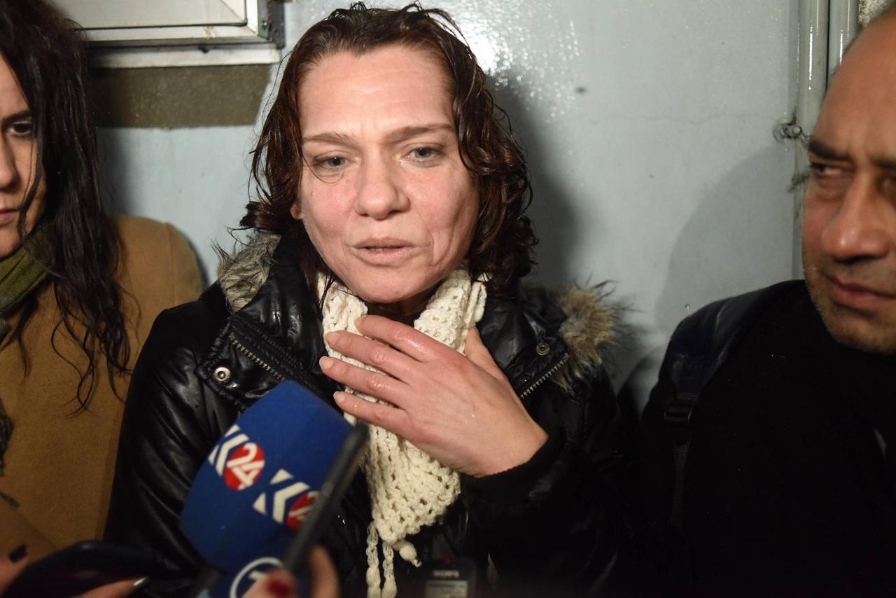 Die türkische Journalistin Asli Erdogan kurz nach ihrer Haftentlassung. Die türkische Journalistin Asli Erdogan kurz nach ihrer Haftentlassung.