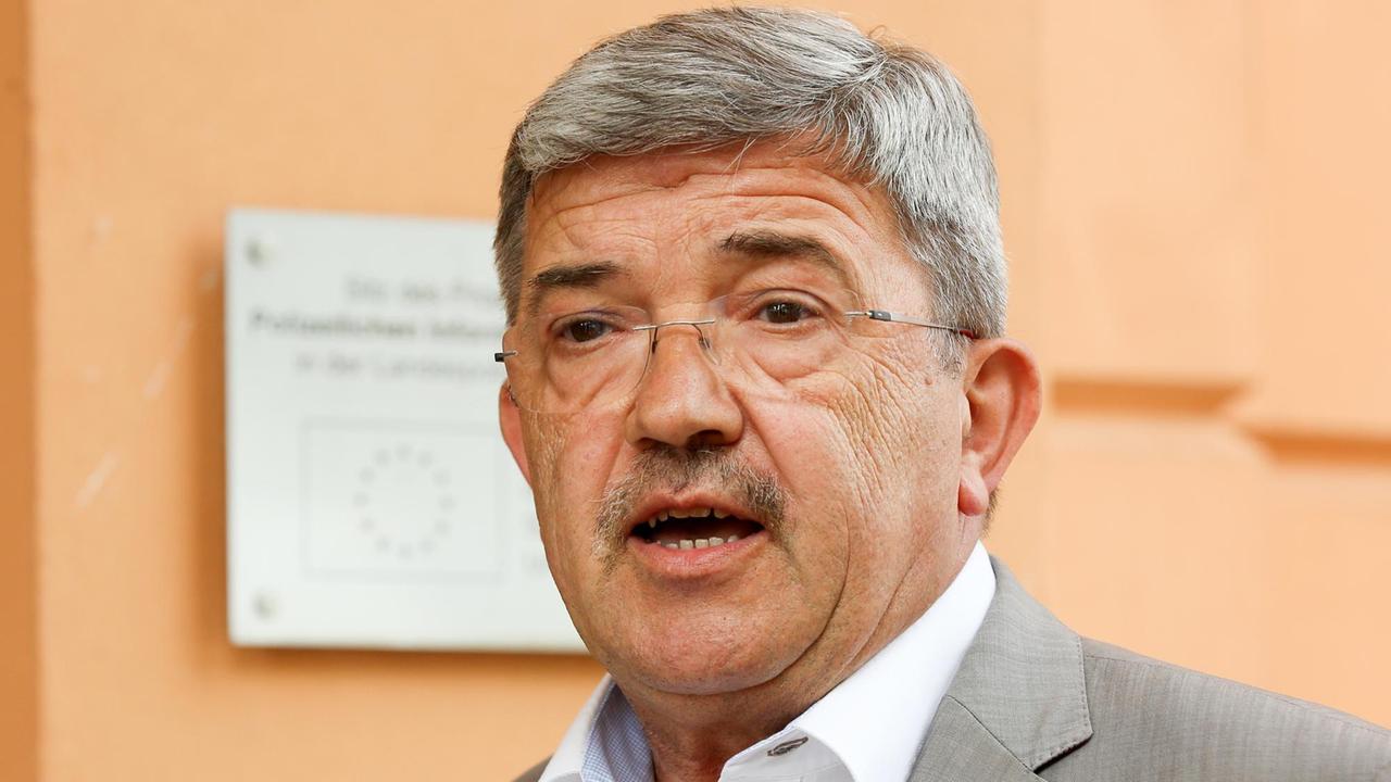 Porträt von Mecklenburg-Vorpommerns Innenminister Lorenz Caffier (CDU) Porträt von Mecklenburg-Vorpommerns Innenminister Lorenz Caffier (CDU)