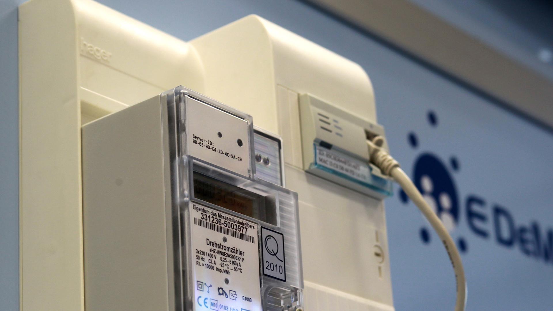 ushalt zeigt den Stromverbrauch sekündlich an und liefert diese Information an einen Kleincomputer. ushalt zeigt den Stromverbrauch sekündlich an und liefert diese Information an einen Kleincomputer.