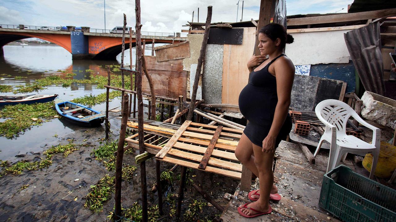 Eine schwangere Frau im Armenviertel Beco do Sururu in der Nähe der Stadt Recife, die besonders stark vom Vordringen des Zika-Virus betroffen ist.