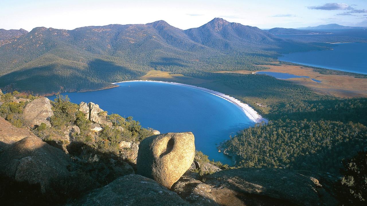 Die Wineglass-Bucht vom Berg Amos, Freycinet National Park, Tasmanien, Australien Die Wineglass-Bucht vom Berg Amos, Freycinet National Park, Tasmanien, Australien