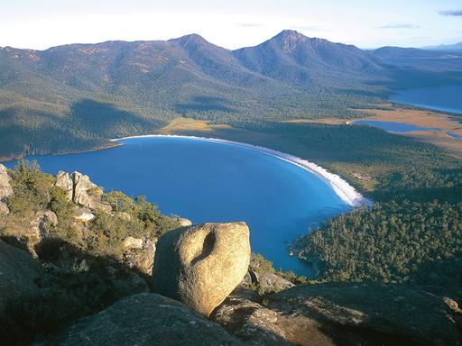 Die Wineglass-Bucht vom Berg Amos, Freycinet National Park, Tasmanien, Australien