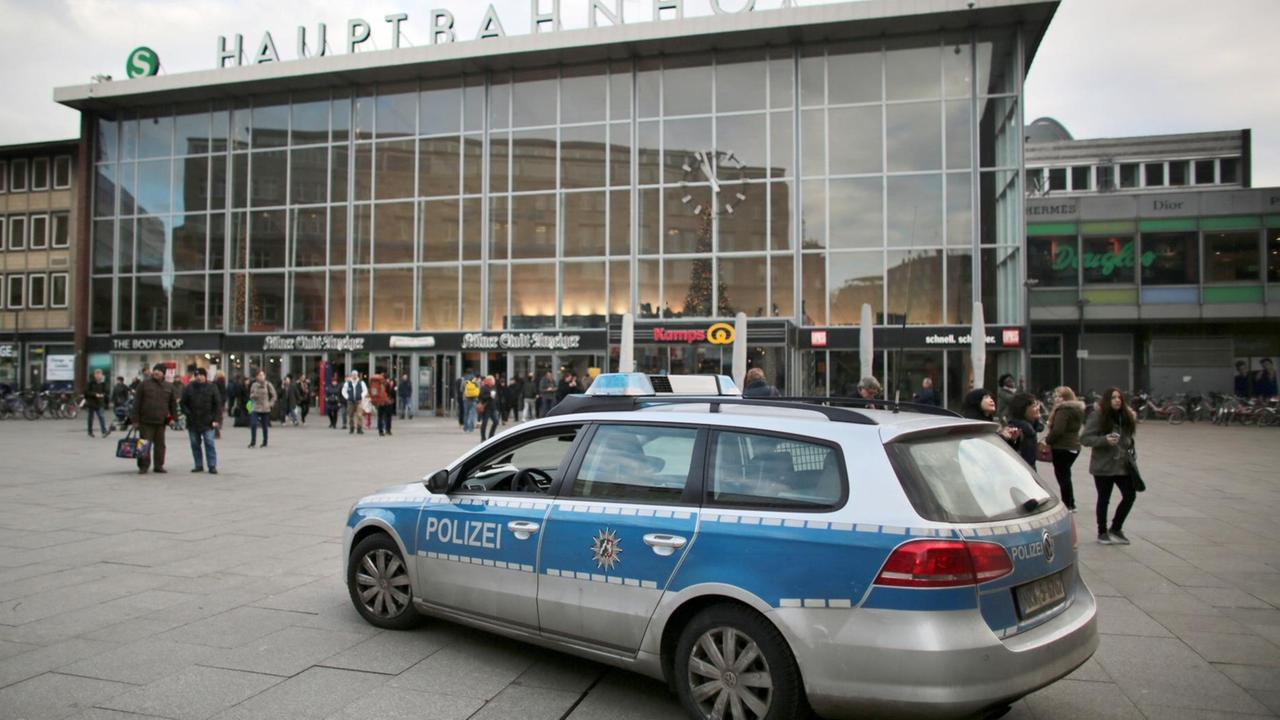 Ein Streifenwagen der Polizei vor dem Kölner Hauptbahnhof. Ein Streifenwagen der Polizei vor dem Kölner Hauptbahnhof.