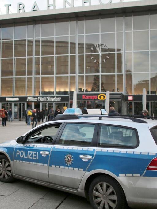 Ein Streifenwagen der Polizei vor dem Kölner Hauptbahnhof.