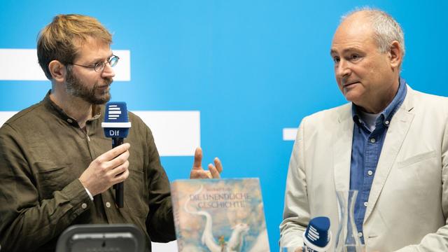 Der Künstler Sebastian Meschenmoser (l.) und der Literaturagenten Roman Hocke (r.) auf der Buchmesse in Frankfurt