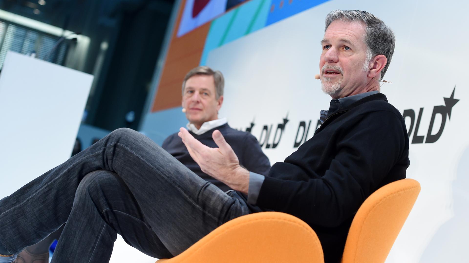 Der Chef der Online-Videothek Netflix, Reed Hastings (r.) und der TV-Journalist Claus Kleber sitzen in München bei der Digital-Life-Design Der Chef der Online-Videothek Netflix, Reed Hastings (r.) und der TV-Journalist Claus Kleber sitzen in München bei der Digital-Life-Design