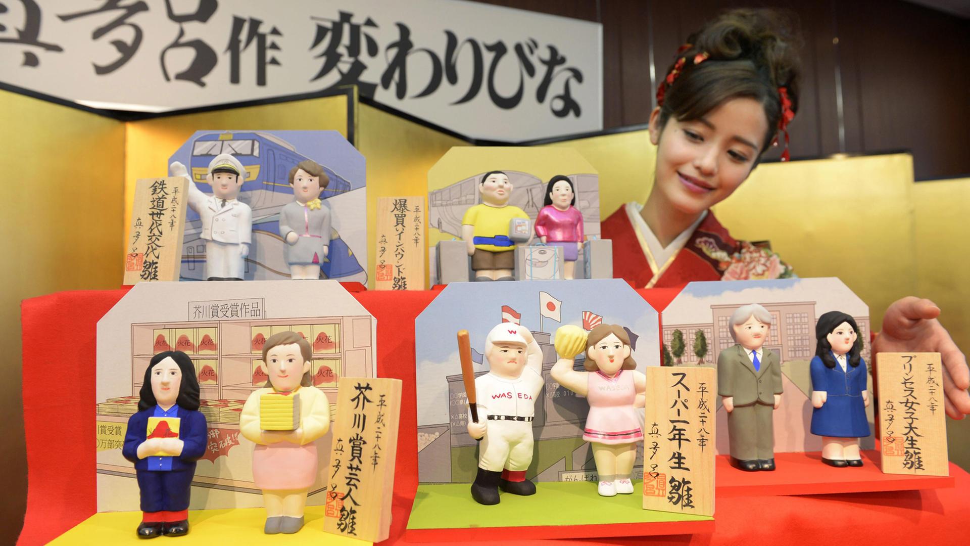 Eine Frau in Tokio, die die in Japan sehr beliebten Hina-Puppen präsentiert. Aufgenommen am 26. November 2015. Eine Frau in Tokio, die die in Japan sehr beliebten Hina-Puppen präsentiert. Aufgenommen am 26. November 2015.