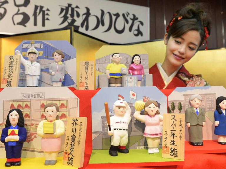 Eine Frau in Tokio, die die in Japan sehr beliebten Hina-Puppen präsentiert. Aufgenommen am 26. November 2015.