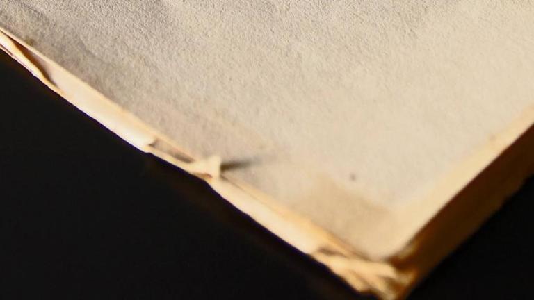 Vergilbtes, offenbar hektographiertes DIN-A-5-Heft mit dem Titel Diktat-Nachschriften zu der Vortragsreihe Die Grundgedanken des christlichen Glaubens von Li. Dr. Helmut Thielicke - Stuttgart . Es handelt sich um Mitschriften der Stuttgarter Donnerstagsvorträge von 1943 und 1944 des evangelischen Theologen, die von seinen Mitarbeitern angefertigt und von ihm autorisiert wurden. Vergilbtes, offenbar hektographiertes DIN-A-5-Heft mit dem Titel Diktat-Nachschriften zu der Vortragsreihe Die Grundgedanken des christlichen Glaubens von Li. Dr. Helmut Thielicke - Stuttgart . Es handelt sich um Mitschriften der Stuttgarter Donnerstagsvorträge von 1943 und 1944 des evangelischen Theologen, die von seinen Mitarbeitern angefertigt und von ihm autorisiert wurden.