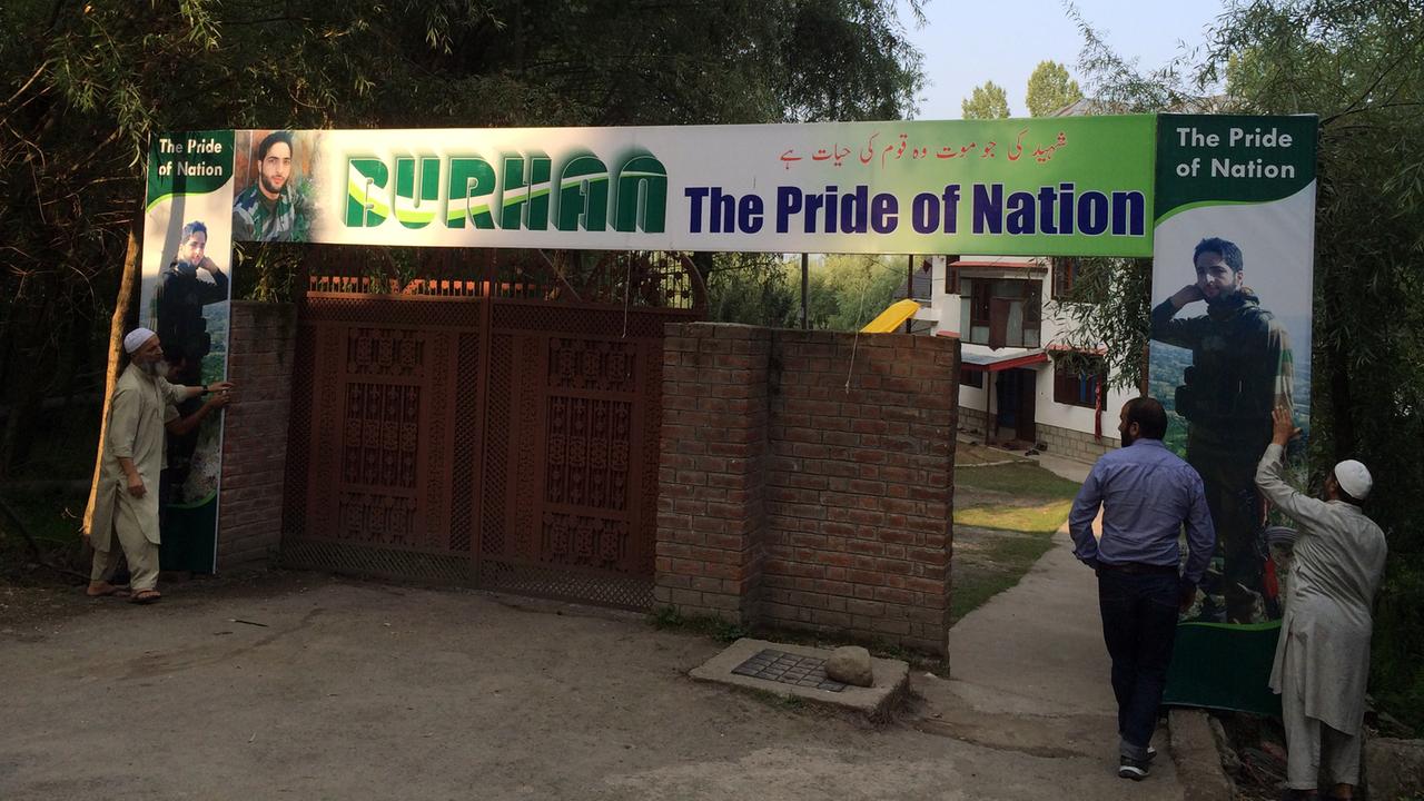 Das Banner über dem Haus von Familie Wani. Darauf steht: "Burhan Wani - der Stolz der Nation". Das Banner über dem Haus von Familie Wani. Darauf steht: "Burhan Wani - der Stolz der Nation".