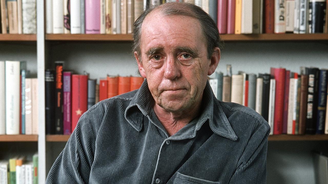 Der Schriftsteller Heinrich Böll in seiner Kölner Wohnung im Dezember 1977. Der Schriftsteller Heinrich Böll in seiner Kölner Wohnung im Dezember 1977.