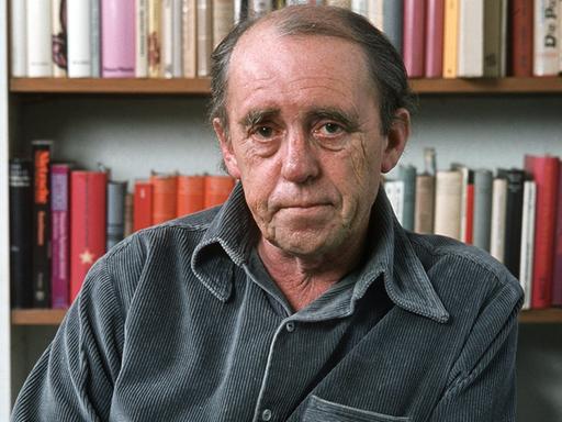 Der Schriftsteller Heinrich Böll in seiner Kölner Wohnung im Dezember 1977.