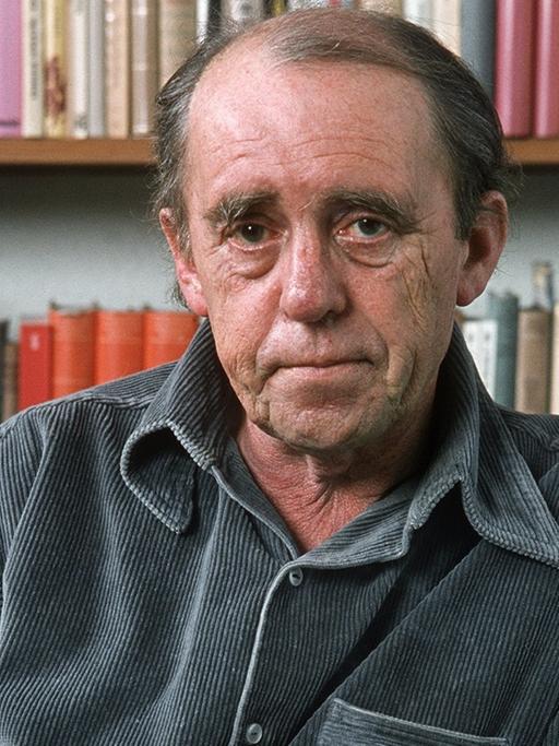 Der Schriftsteller Heinrich Böll in seiner Kölner Wohnung im Dezember 1977.