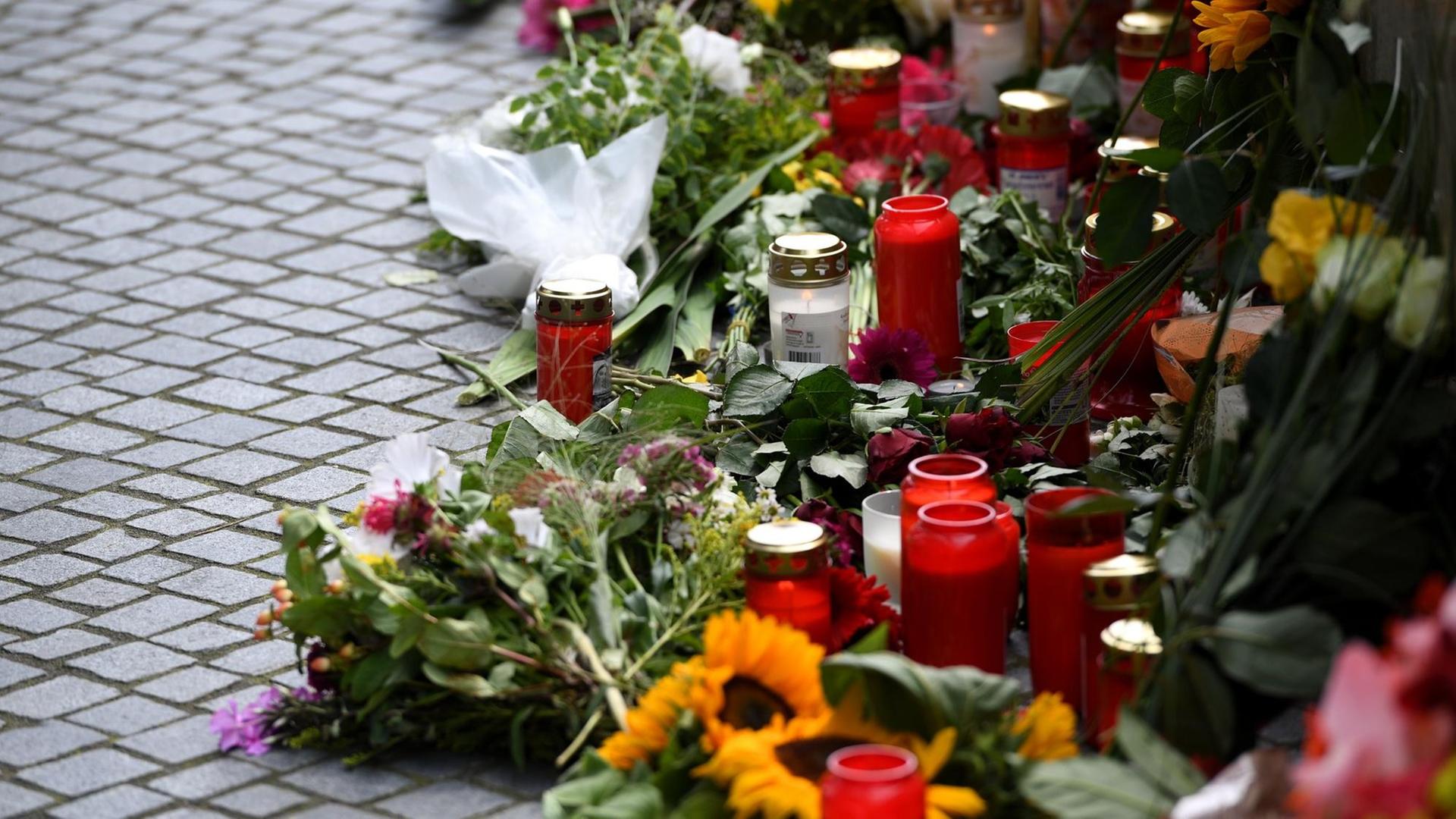 lumen und Kerzen liegen am 23.07.2016, einen Tag nach einer Schießerei mit Toten und Verletzten in der Nähe des Olympia-Einkaufszentrums (OEZ) in München (Bayern). lumen und Kerzen liegen am 23.07.2016, einen Tag nach einer Schießerei mit Toten und Verletzten in der Nähe des Olympia-Einkaufszentrums (OEZ) in München (Bayern).