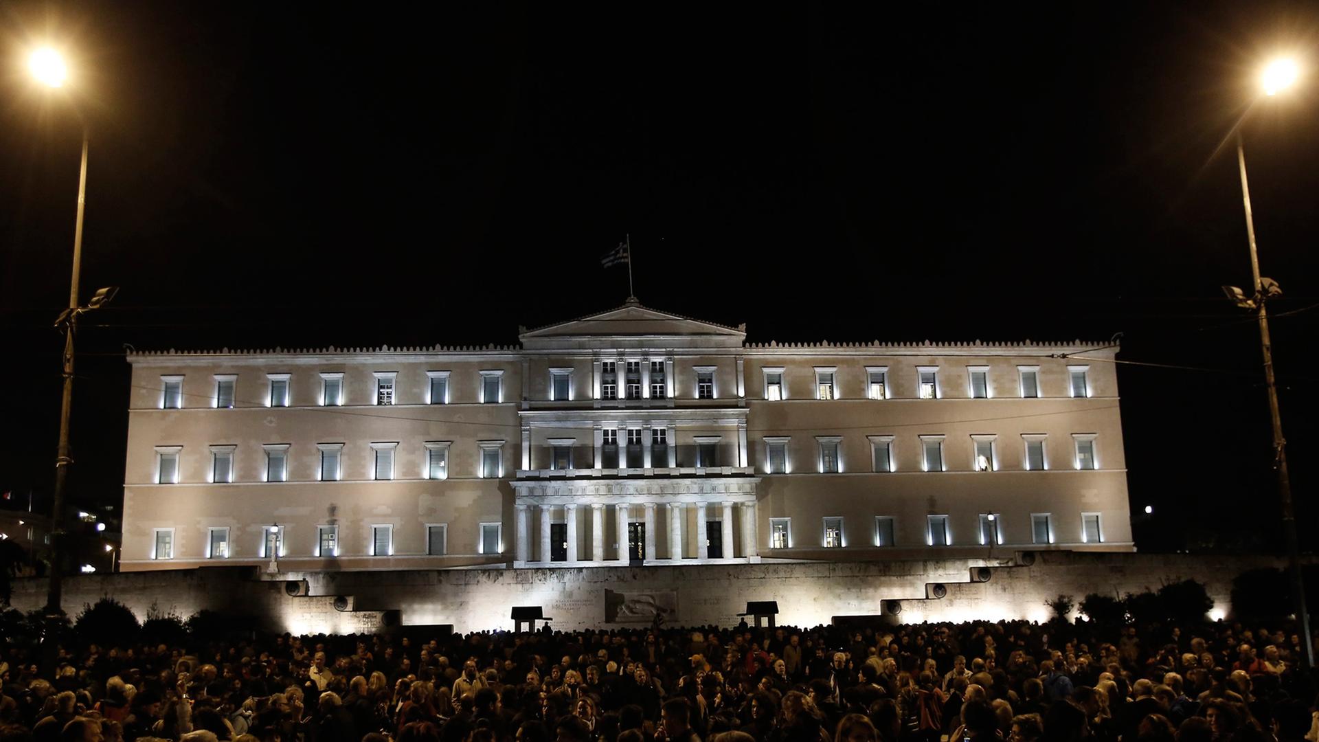 Demonstranten protestieren vor dem Regierungsgebäude in Athen gegen die Sparauflagen der Troika Demonstranten protestieren vor dem Regierungsgebäude in Athen gegen die Sparauflagen der Troika