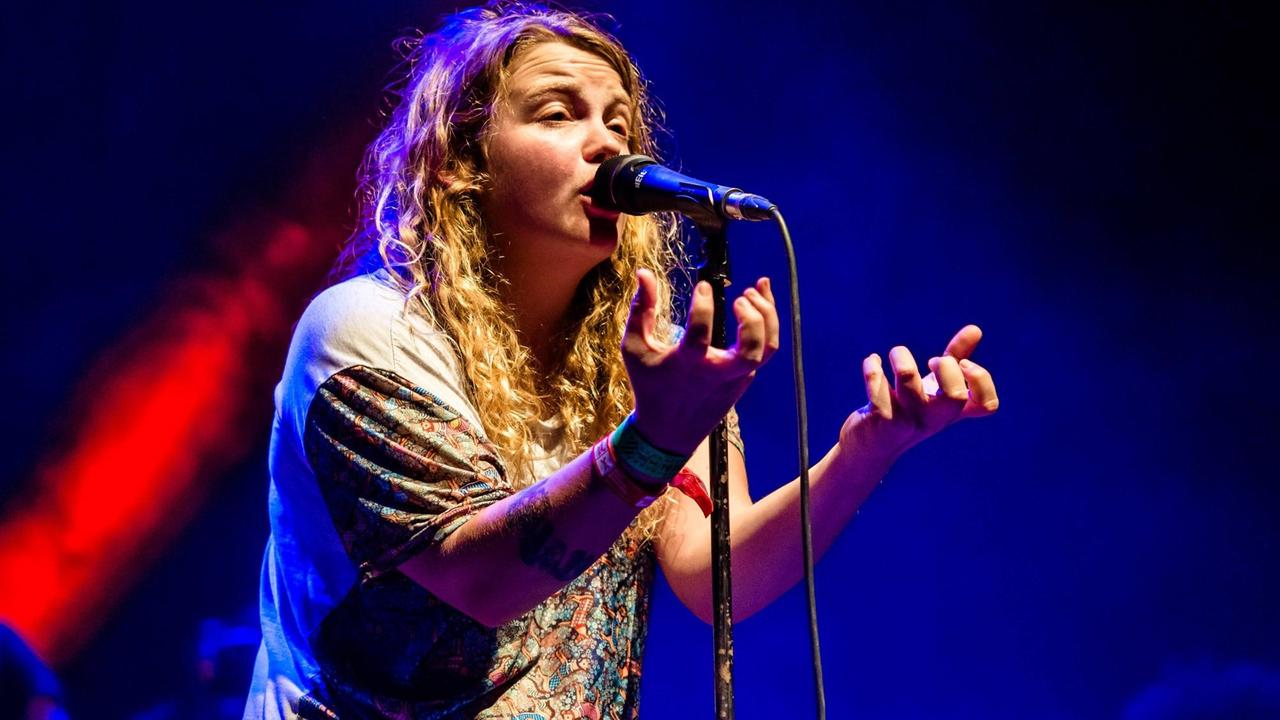 Das britische Multitalent Kate Tempest bei einem Konzert in Barcelona 2015 Das britische Multitalent Kate Tempest bei einem Konzert in Barcelona 2015