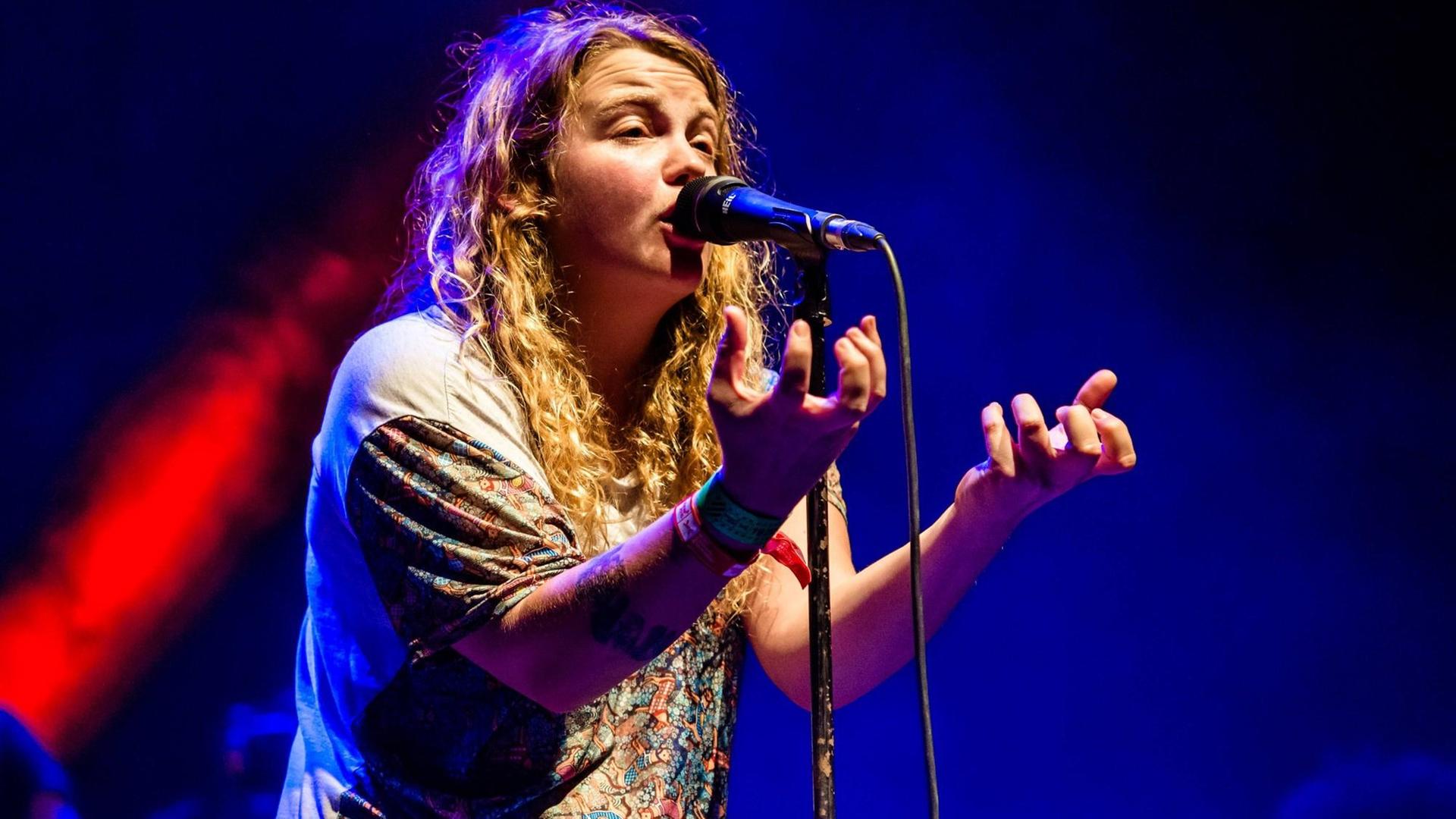 Das britische Multitalent Kate Tempest bei einem Konzert in Barcelona 2015 Das britische Multitalent Kate Tempest bei einem Konzert in Barcelona 2015