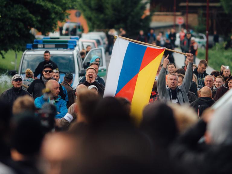 Flüchtlingsgegner protestieren mit einer deutsch-russischen Fahne am 24.06.2015 vor einer Unterkunft von Asylbewerbern (Leonardo-Hotel) in Freital (Sachsen).