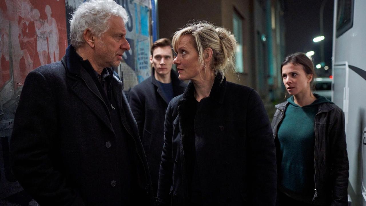 IN DER FAMILIE 1/2, Buch Bernd Lange, Regie Dominik Graf, Produktion X Filme Creative Pool am Sonntag (29.11.20) um 20:15 Uhr im ERSTEN. Ermitteln gemeinsam in Dortmund: der Münchner Kommissar Franz Leitmayr (Udo Wachtveitl) mit seinen Kolleg*innen Jan Pawlak (Rick Okon), Martina Bönisch (Anna Schudt) und Nora Dalay (Aylin Tezel, v.l.n.r.). IN DER FAMILIE 1/2, Buch Bernd Lange, Regie Dominik Graf, Produktion X Filme Creative Pool am Sonntag (29.11.20) um 20:15 Uhr im ERSTEN. Ermitteln gemeinsam in Dortmund: der Münchner Kommissar Franz Leitmayr (Udo Wachtveitl) mit seinen Kolleg*innen Jan Pawlak (Rick Okon), Martina Bönisch (Anna Schudt) und Nora Dalay (Aylin Tezel, v.l.n.r.).