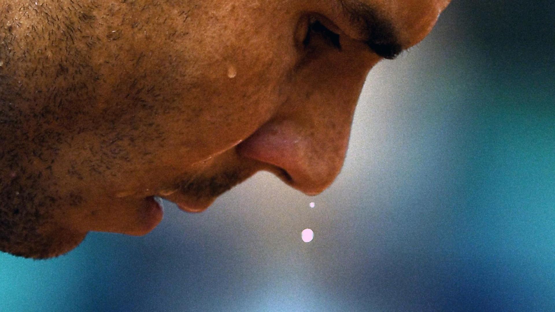 Rafael Nadal tropft während der French Open 2017 ein Schweißtropfen von der Nase.