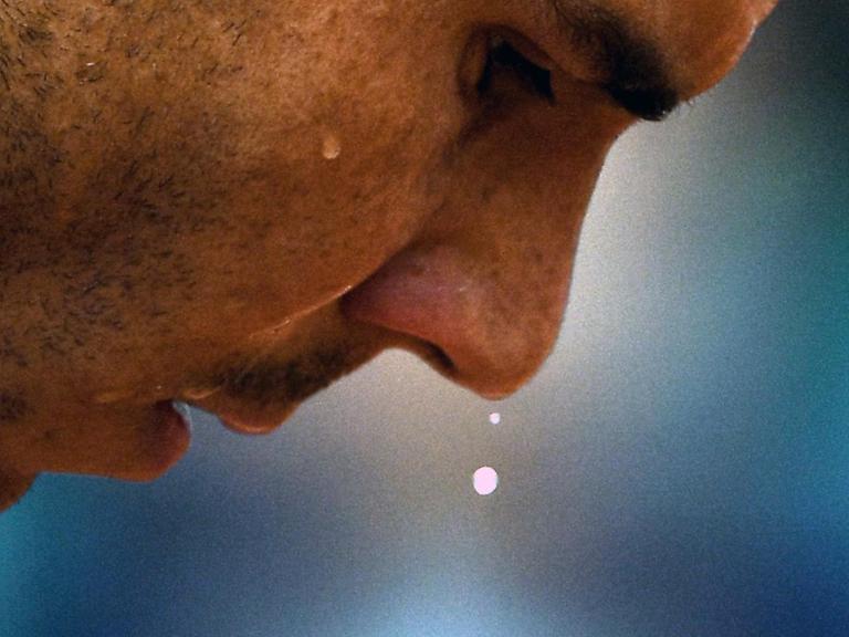 Rafael Nadal tropft während der French Open 2017 ein Schweißtropfen von der Nase.