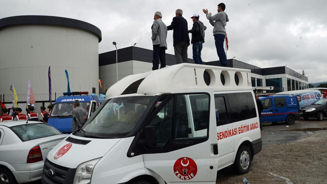 Gewerkschaftskundgebung vor dem Werkstor der Textilproduzenten Örma Tekstil und Burcu Tekstil in der türkischen Stadt Düzce nahe Istanbul. Die beiden konkurrierenden Gewerkschaften Teksif und Öz-Iplikiş haben Busse mit Lautsprechern vor dem Werkstor geparkt. Gewerkschaftskundgebung vor dem Werkstor der Textilproduzenten Örma Tekstil und Burcu Tekstil in der türkischen Stadt Düzce nahe Istanbul. Die beiden konkurrierenden Gewerkschaften Teksif und Öz-Iplikiş haben Busse mit Lautsprechern vor dem Werkstor geparkt.
