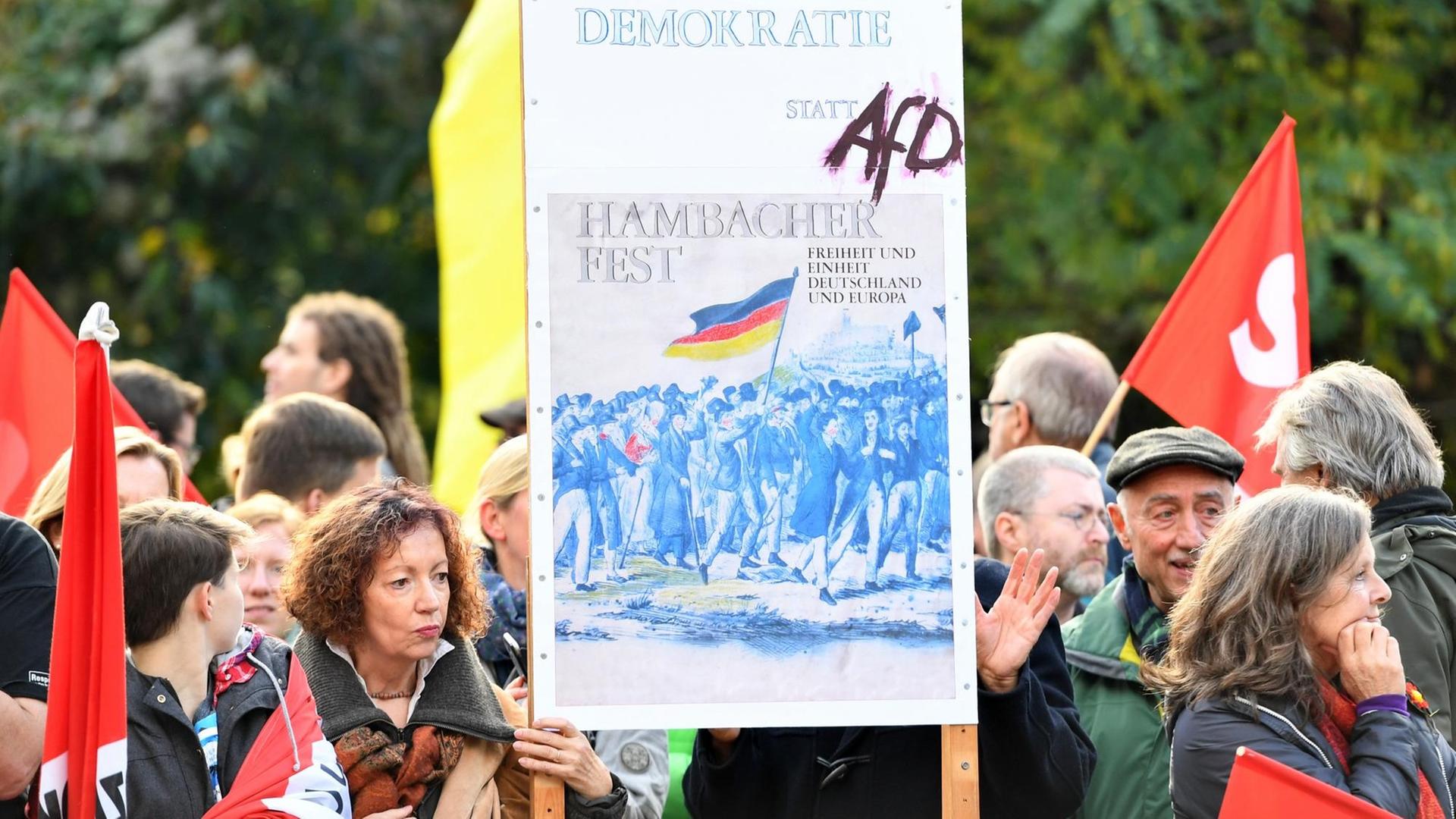 Gegendemonstranten protestieren gegen die AfD-Tagung auf dem Hambacher Schloss.