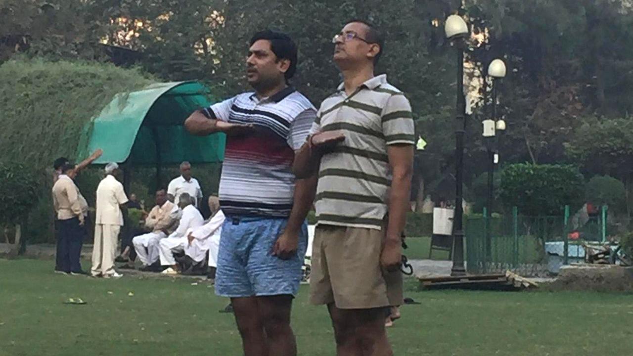 RSS-Anhänger in Gujarat. In Gandhis Heimatstaat salutieren jeden Morgen radikal religiöse Hindus. Der Mörder von Gandhi war auch Teil dieser Bewegung. RSS-Anhänger in Gujarat. In Gandhis Heimatstaat salutieren jeden Morgen radikal religiöse Hindus. Der Mörder von Gandhi war auch Teil dieser Bewegung.
