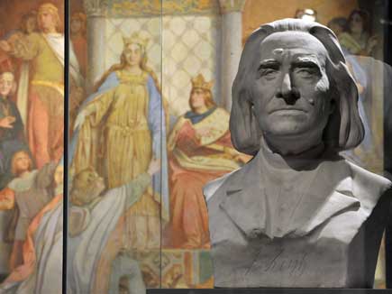 Eine Liszt-Büste steht vor einer Teilkopie des Freskos vom Sängerwettstreit, aufgenommen auf der Wartburg bei Eisenach in der Ausstellung "Franz Liszt und die Wartburg". Eine Liszt-Büste steht vor einer Teilkopie des Freskos vom Sängerwettstreit, aufgenommen auf der Wartburg bei Eisenach in der Ausstellung "Franz Liszt und die Wartburg".